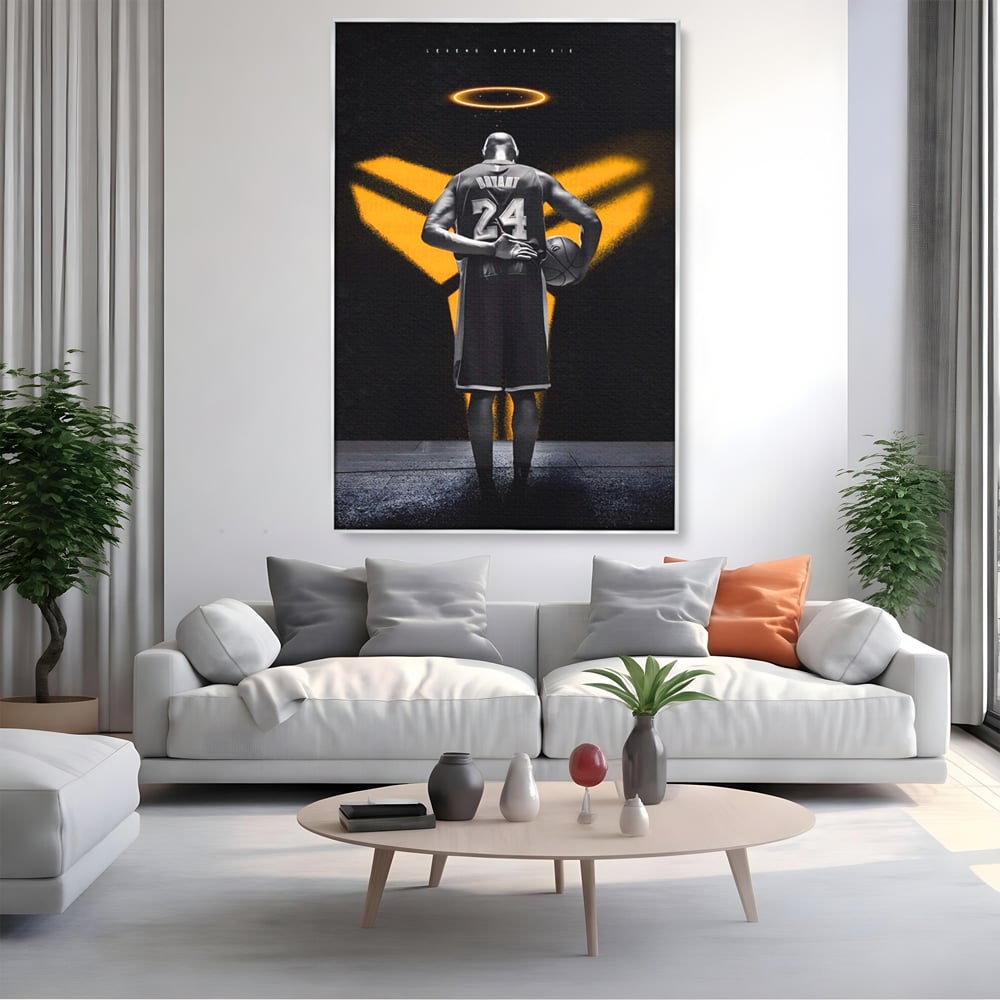 Tablou canvas cu tablou canvas cu baschetbalistul kobe bryant, in rama de aluminiu argintiu, pe perete intr-un living